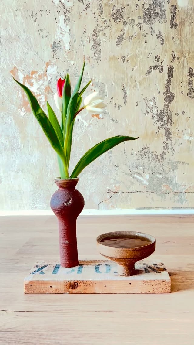 W O R K S H O P S
Tee ist mehr als ein Getränk. Ein Ritual, ein Moment der Ruhe. Man hält etwas Warmes in den Händen und nimmt sich Zeit.
Beim Drehen ist es ähnlich: Zu viel Druck – die Form verschwindet. Zu wenig – sie entsteht gar nicht. Ein leises Zusammenspiel aus Aufmerksamkeit und Gefühl.
Die Tasse, die ihr formt, wird später euren Teemoment begleiten. Kleine Unregelmäßigkeiten machen sie besonders – ein Ruheanker im Alltag, der an den Moment erinnert. Achtsam.
Workshops:
ZEN·trier Dich. TEE
25.04, 9.5, 20.05 & 6.6
Drehe deine Teetasse
cl-ay.de
•
W O R K S H O P S
Tea is more than a drink. A ritual. A moment of calm. You hold something warm in your hands and take your time.
Pottery is similar: Too much pressure – the shape disappears. Too little – it never forms. A subtle interplay of attention and feeling.
The cup you shape will later accompany your tea moment. Small imperfections make it special – a quiet anchor in daily life, reminding you to pause. Mindfully.
Workshops:
ZEN·ter Yourself. TEA
25.04, 9.5, 20.05 & 6.6
Shape your own tea cup
cl-ay.de
#Tee
#Drehscheibe
#achtsamkeit