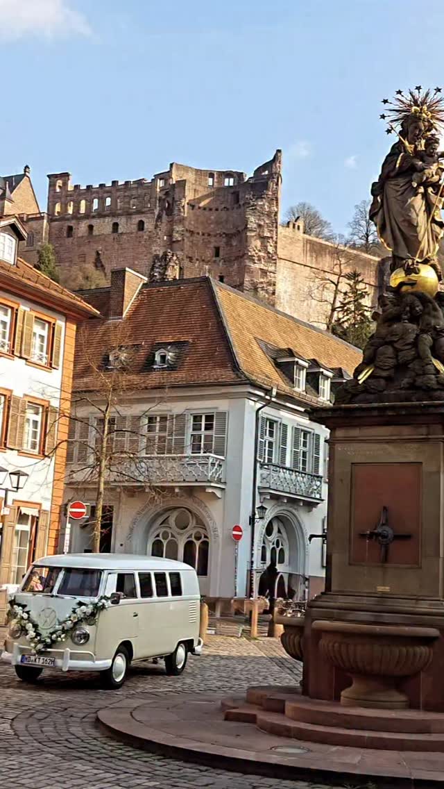 Gestern durften wir die erste Frühlingshochzeit dieses Jahres begleiten – was für ein wunderschöner Start in die Saison! 🌸✨
Unser Bulli hat dabei vor der traumhaften Kulisse des Heidelberger Schlosses einfach ein ganz besonderes Bild abgegeben. 😍
Was ist euer Favorit? Schreibt es gerne in die Kommentare.
Ihr plant eure Hochzeit für 2026? Sichert euch jetzt noch euren Wunschtermin – wir freuen uns auf euch! 💍🚐