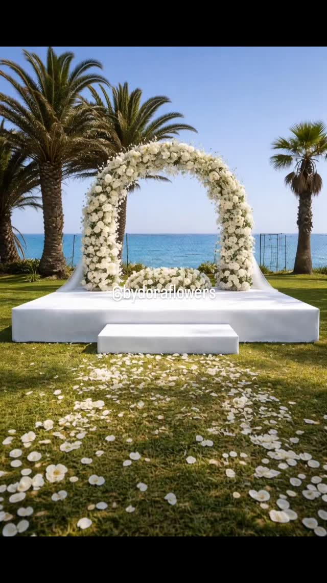 PT. A elegância pura que eleva o cenário da cerimónia.
EN. Pure elegance enhancing a wedding ceremony.
#algarveweddings #weddingarch #weddingceremony❤️ #cerimoniadecasamento #weddingdecor