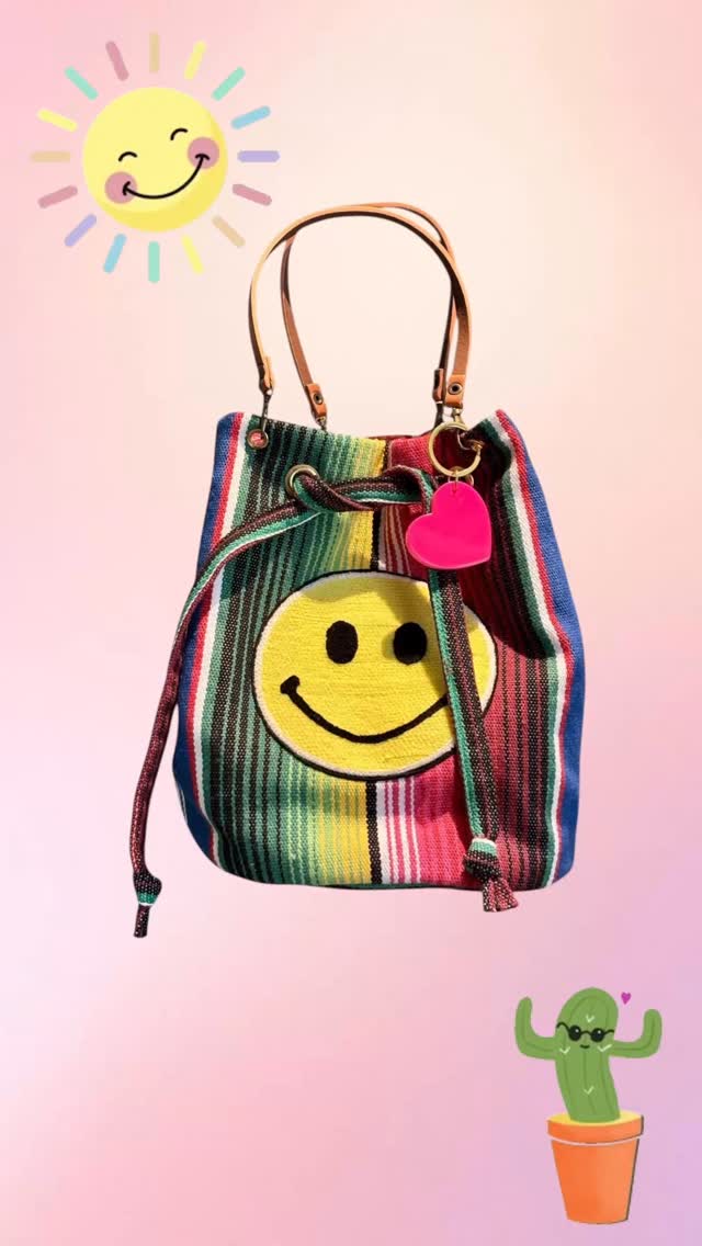 Bolsa Maya🌵
Sac bourse en couverture mexicaine 100% coton.
Patchs cousus.
Chaque pièce est unique.
#pieceunique #madeinfrance #smiley #nice #artisanatfrancais