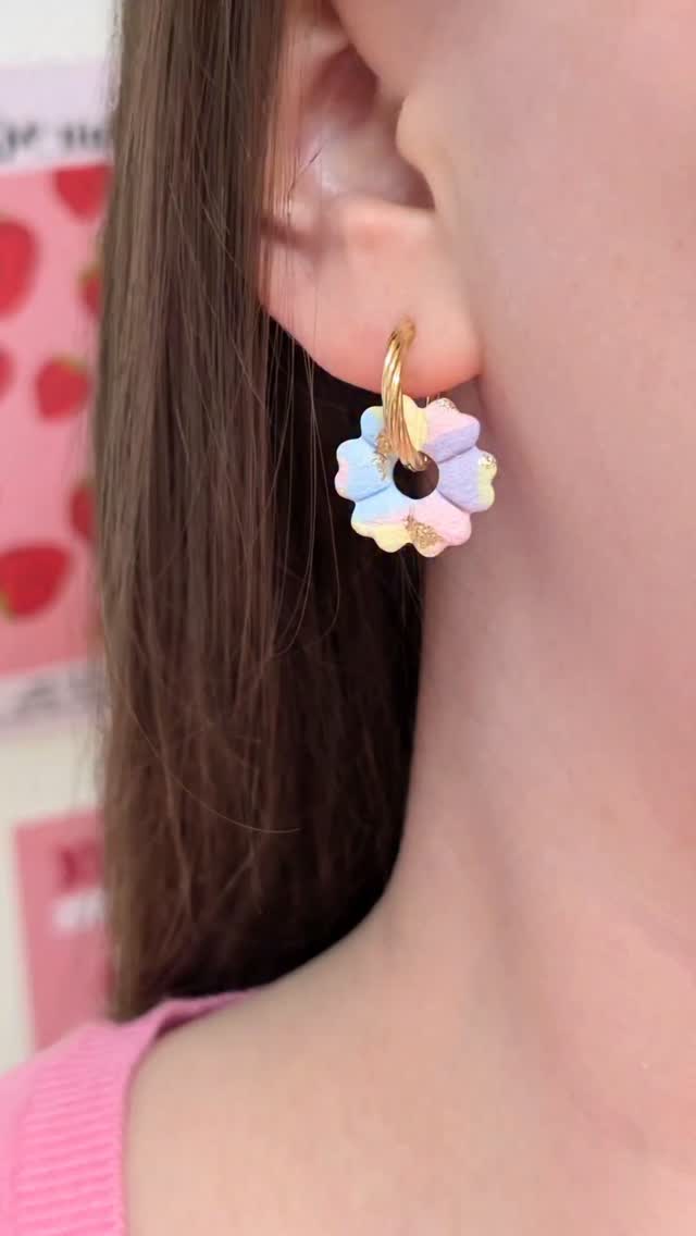 Le pastel, mais version pampilles 🌸💜
J’avais envie de créer des pampilles qui apportent cette touche douce et lumineuse qu’on aime au printemps ✨
Des couleurs faciles à porter,
mais qui font toute la différence dans une tenue 💕
Chaque paire est faite à la main,
et surtout toujours unique 💖
RDV dimanche 29/03 à 20h 💌
#modecolorée #pinterestgirl
#bijouxcolorés #creatricefrançaise #bouclesdoreillesfaitesmain