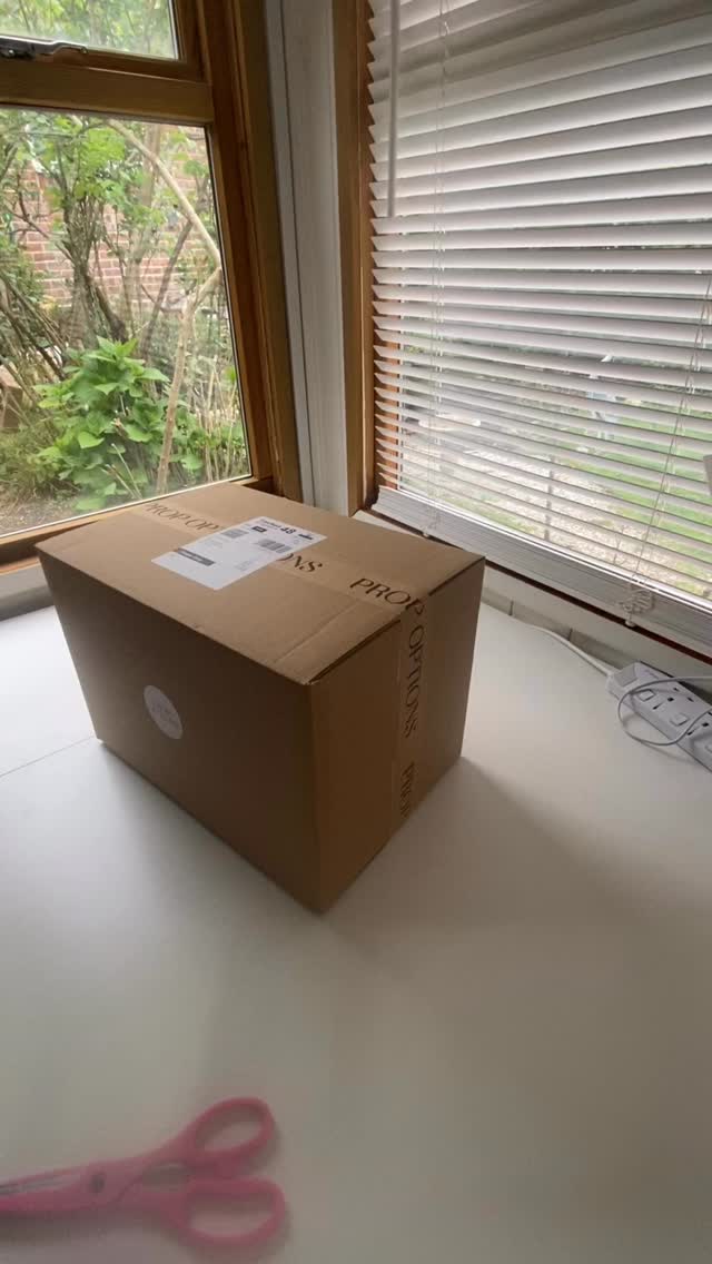 🔽🔽🔽
Excited to get my box from @prop.options 🥰
The round fillable acrylic case is for this year’s wedding✨can’t wait to show you how I’ve designed it!
Follow me @thecherishedcake and stay tuned to see it come to life!
Yuko🌸
.
.
.
#propoptions
#thecherishedcake
#yukocakes