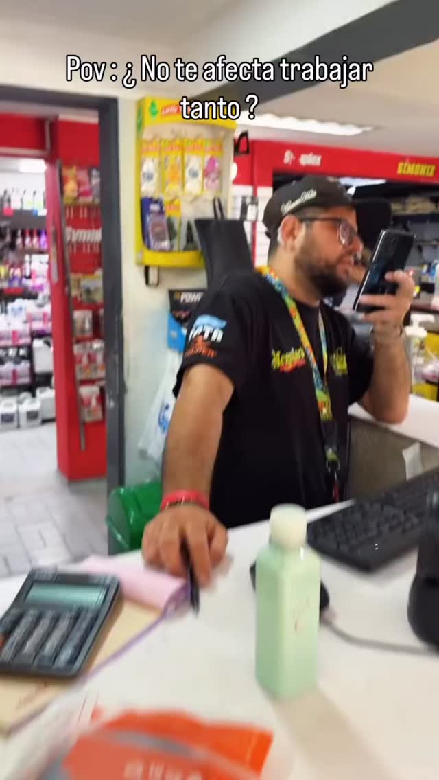 😂💼 En B-Max trabajamos duro… pero tranquilos 😅
—¿No te afecta trabajar tanto?
—No mijo… para nada 😵💫🔒
Aquí seguimos dándolo todo por ustedes 💪✨
#BMax #TrabajoDuro #HumorColombiano #ReelsColombia #Cajero DiaADia Emprendedores Negocio Risas Viral Parati FYP Colombia ContenidoViral