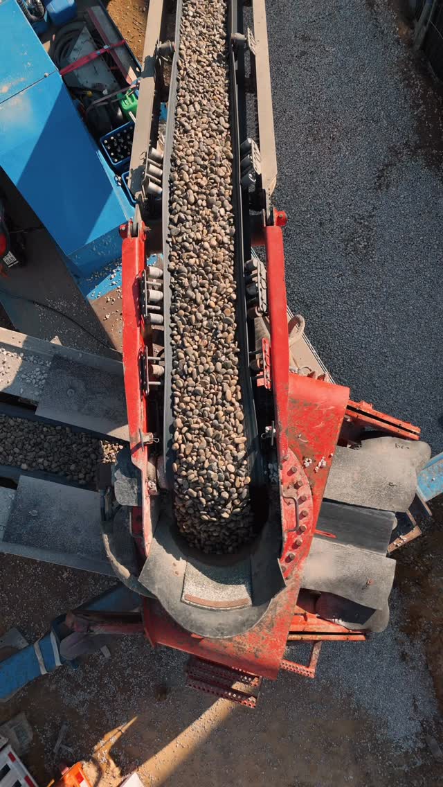 Power trifft Präzision.
Wenn Millimeter entscheiden, kommt der Telebelt ins Spiel.
Er bringt Material genau dorthin, wo es gebraucht wird – schnell, effizient und ohne Umwege.
Für Baustellen, bei denen es auf jeden Meter ankommt.