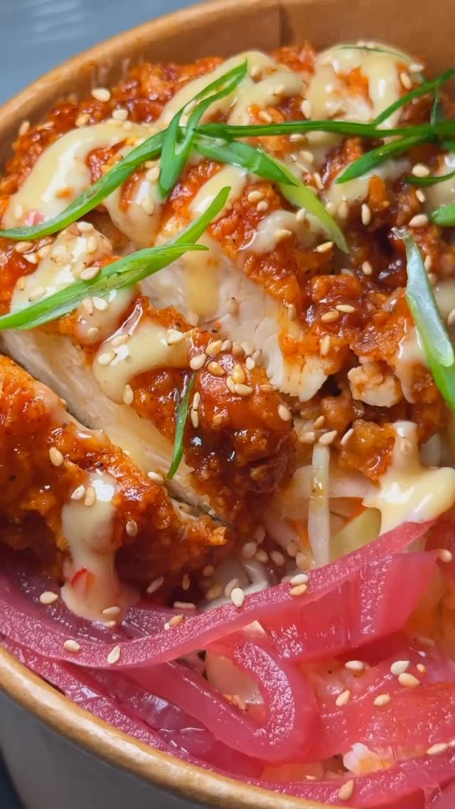 The fried chicken rice bowl has entered the chat. Some things just make sense🍗🔥
.
.
#foodreels #friedchicken #ricebowl #nashvillehotchicken #torontofood
Would you try it?