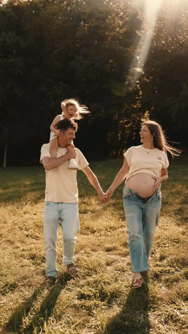 Du wartest auf den richtigen Moment für ein Babybauchshooting?
Der hier ist es.
Nicht erst, wenn alles perfekt ist.
Nicht erst, wenn du dich „bereit“ fühlst.
Sondern genau jetzt –
mitten im Chaos, mitten im Wachsen,
mit einem Kind an deiner Hand
und einem unter deinem Herzen.
Denn genau diese Zeit kommt nie wieder zurück.
Und glaub mir:
Du wirst sie vermissen.
—
Ich halte euch genau so fest, wie ihr seid.
Echt. Nah. Ohne Druck.
Wenn du dir diese Erinnerungen sichern willst,
schreib mir „Babybauch“ per DM 🤍
#merastudio #babybauchfotografie #familienfotografie
MERASTUDIO FAMILIE SCHWANGERSCHAFT LIEBE