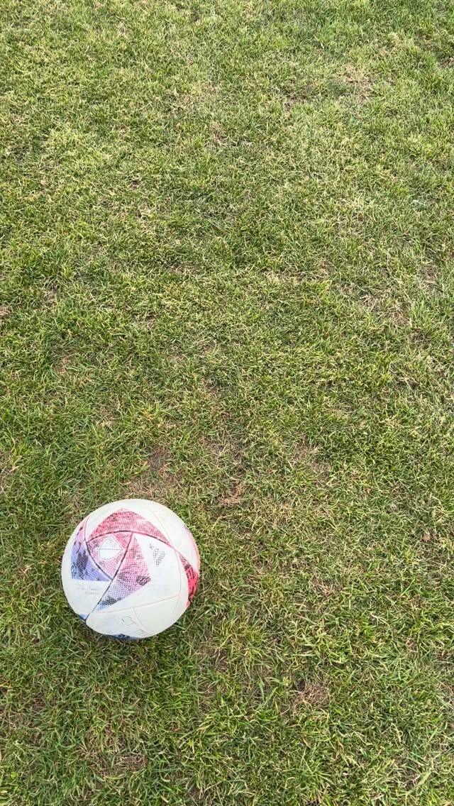 1:1 session with Mel ⭐️ She has a wonderful left foot, so we prioritized this session to make her harder to read—focusing on cutting onto her weaker foot and finding new ways to finish @maryellis_bryan