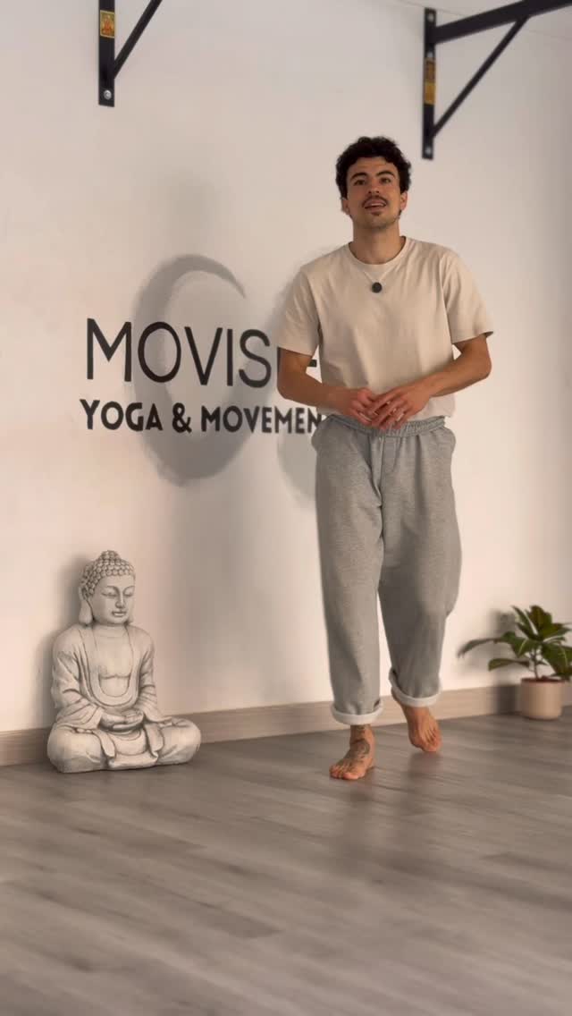 Moverse rápido no es moverse bien.
En muchas disciplinas de movimiento, como el breaking, se tiende a priorizar la velocidad antes que la calidad, lo que puede generar falta de control, compensaciones y mayor riesgo de lesión.
En este video exploramos la importancia de desarrollar una base sólida: control corporal, precisión y conciencia en cada transición.
La velocidad es una consecuencia del dominio técnico, no el punto de partida.
Aprender a moverse bien implica entender el cuerpo, respetar los procesos y construir una ejecución eficiente y sostenible en el tiempo.
Este enfoque te permitirá mejorar tu rendimiento, optimizar tu técnica y llevar tu práctica a un nivel más consciente y efectivo.
#calidadmovimiento #controlcorporal #movementtraining #tecnicacorporal breakdance