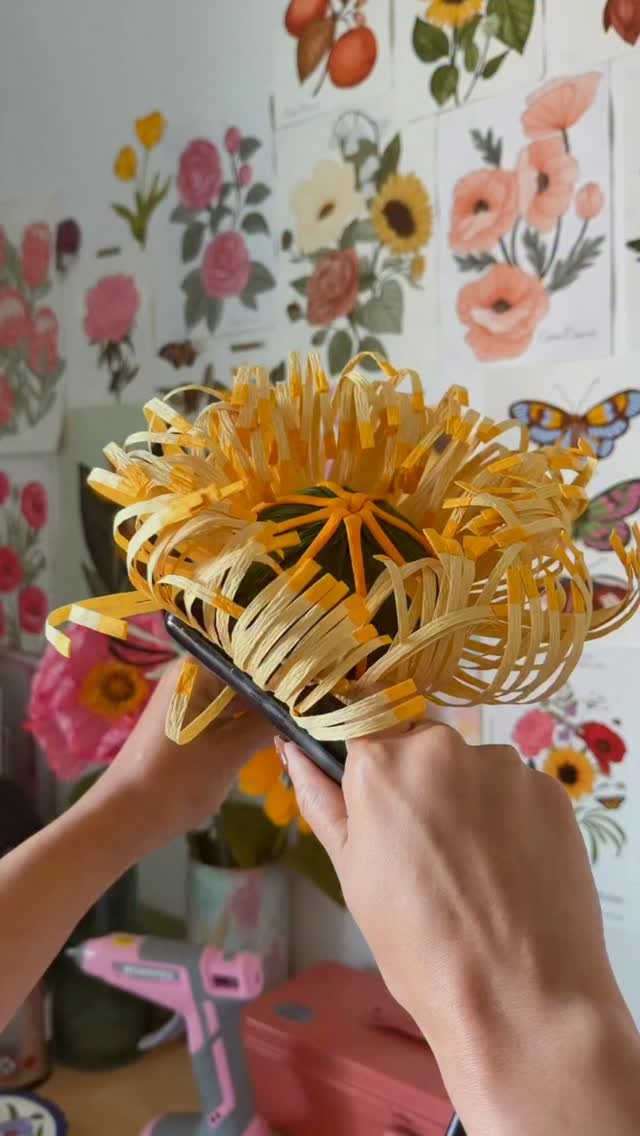 Light purple giant poppy from our Pastel Whimsical set ✨🌸
#paperflowers #giantpaperflowers #crepepaperflower #floritastudio #giantpaperpoppy