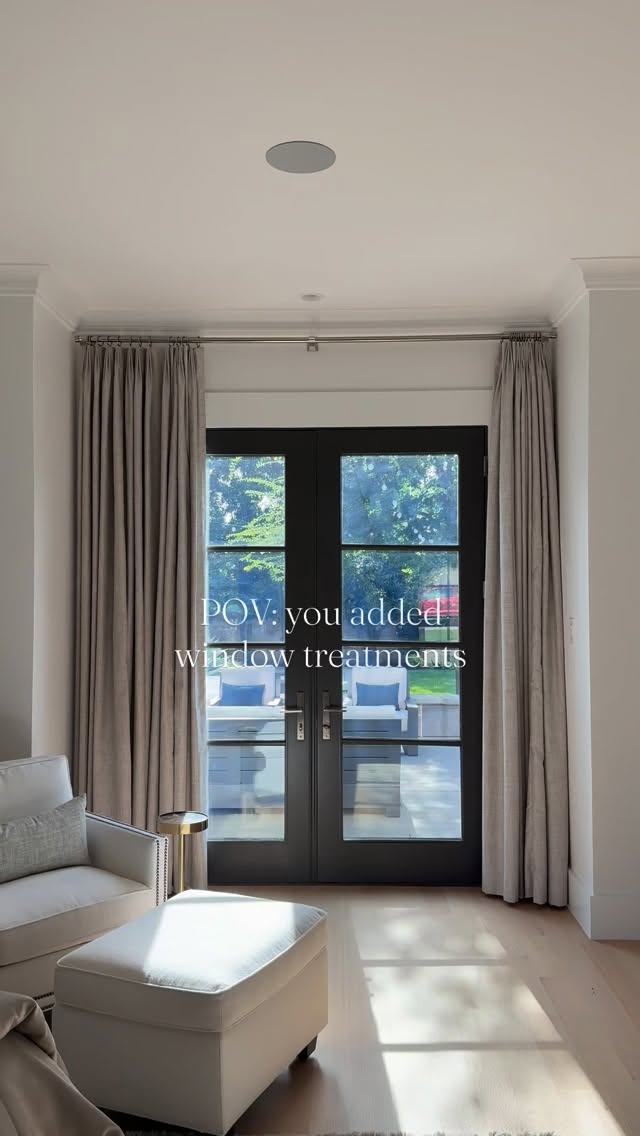 One of our biggest design tips is to add window treatments! Whether it’s a roman shade or floor length drapery, this simple touch can transform your space in a beautiful way.
#studiowhiteinteriors #windowtreatments #interiordesigners #dallasdesigners