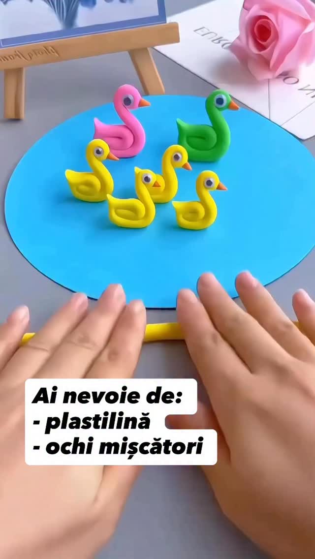 🌼 O activitate simplă și tare dragă pentru zilele liniștite 🦆
Se poate realiza o familie de rățuște din plastilină – mama și puii ei 🥹
O idee care îi ține pe cei mici concentrați și le dezvoltă motricitatea fină prin joacă.
Se poate folosi plastilină moale, ușor de modelat (tip Play-Doh sau plastilină clasică soft) + ochi mișcători pentru un plus de farmec 👀
💛 Beneficii:
– coordonarea mână-ochi
– răbdarea
– creativitatea
Și, sincer… ies niște rățuște prea simpatice 🥰
#gradinitaonline #activitaticopii #activitatipentrucopii #kidsactivities #activitiesforkids