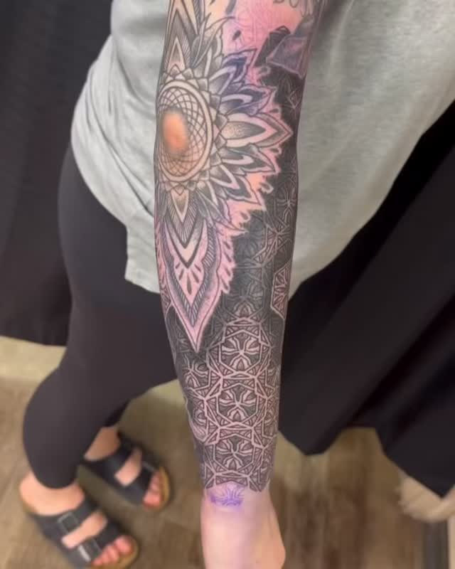 A gorgeous Medusa head surrounded by geometric details done by the amazing @seth_agar_tattoo 🐍📐His books are closed at the moment but keep your eyes peeled to see when they open back up! 👀
#ironwoodink #omahatattooshop #omahatattoos #omahanebraska #geometrictattoo