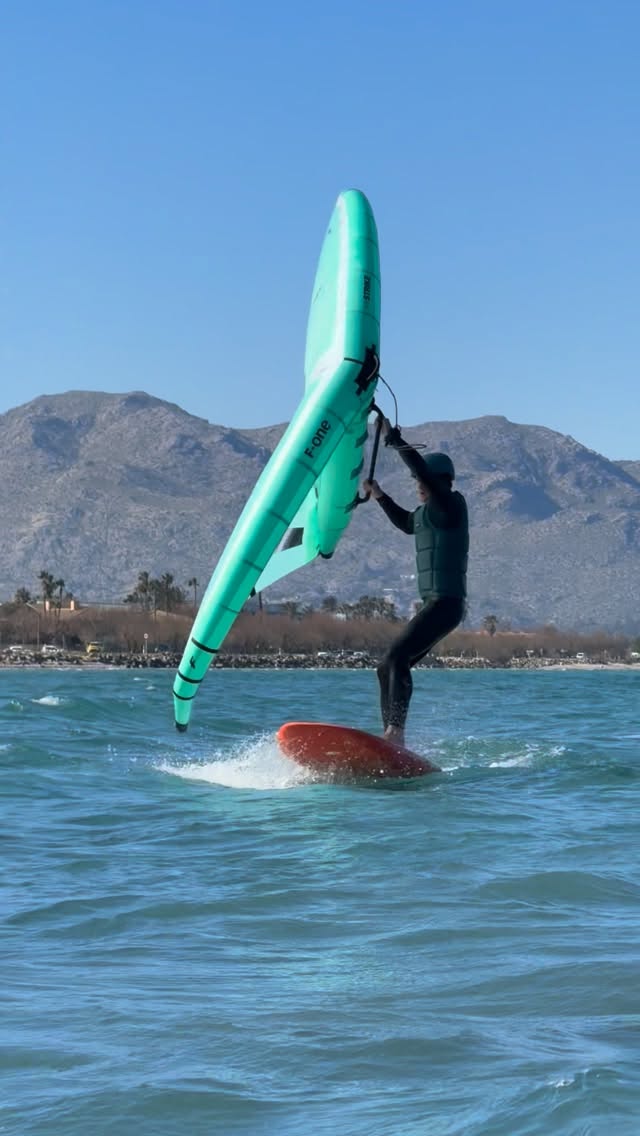 Una de las partes que más cuestan a la hora de aprender WingFoil.. Foilear. Aquí te dejamos un tip para seguir practicando #mallorca #wingfoil #wingfoiling