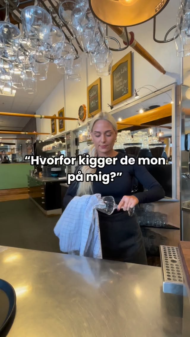 Hovsa, den er straks på vej!😅#aalborgstorcenter #cafe
