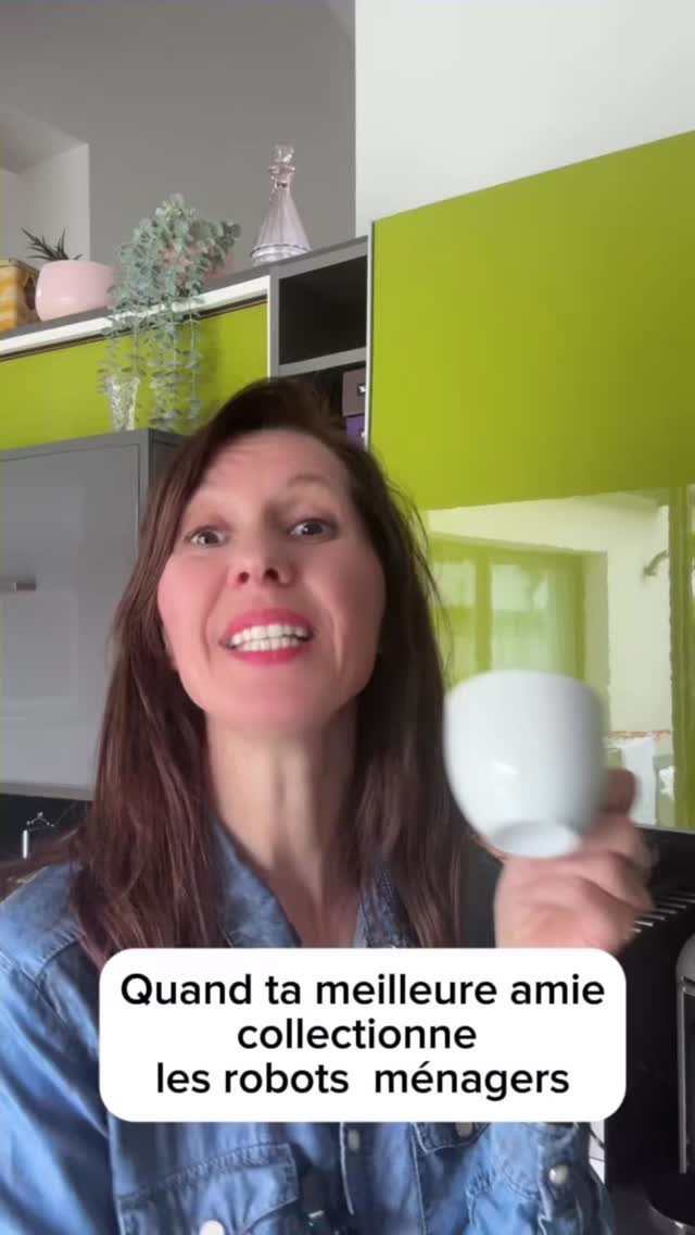 Les robots de cuisine ont envahis ton plan de travail ou tes placards et pourtant tu t’en sers peu ou pas du tout
N’hésite pas à témoigner ou à partager si tu connais une personne concernée par trop de robots .
l’humour permet de passer des messages subtilement🤣
T’en ai où de ton coté « team robots » ou team « casserole for ever »
Hâte de te lire
Sandra
#homeorganizer #cuisine #organisationmaison #sketch #humour