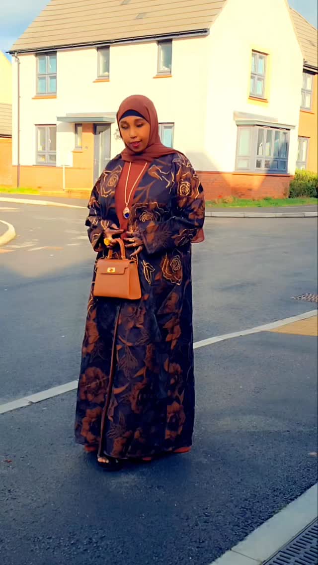 Classic and Elegant abaya. For more go to www.nalleyfashion.com
#hijabi #fyp #somalisocialmedia #goodvibes #islamicfashion