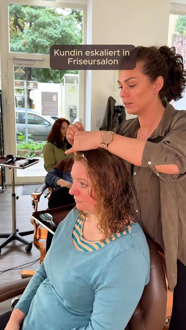 Ja, wir haben “Regeln” im Salon. 🙂↕️
Diese sollen unseren Mitarbeiter*innen und Kund*innen helfen, in Ruhe arbeiten und den Termin wirklich genießen zu können.😌
Wir schätzen das Interesse von euch wirklich sehr und wir sind sehr dankbar, dass unsere Arbeit so gut angenommen wird. Gleichzeitig mussten wir ein Konzept schaffen, damit unsere Wohlfühloase auch ein Ort der Ruhe bleibt. 😌
Früher war das im Video (überspitzt dargestellt) unser Alltag. 🥲
Deshalb gibt es inzwischen Abläufe, die allen Beteiligten dabei helfen sollen, dass wir unsere höchste Qualität leisten können und unsere Kund*innen einen entspannten Besuch bei uns erleben können. 🥰
#fun #lustig #tiktok #lockenelite #lockenfriseur #naturfriseur #wien
