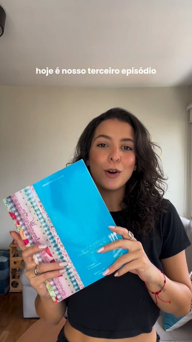 Terceiro episódio da série sobre o Guia Alimentar para a População Brasileira
Hoje o papo é sobre como escolher os alimentos.
O Guia organiza os alimentos em 4 grupos, de acordo com o tipo de processamento - e não por calorias ou nutrientes.
🥦 In natura e minimamente processados
Alimentos obtidos diretamente de plantas ou animais, com nenhum ou poucos processos simples.
Ex.: frutas, verduras, legumes, arroz, feijão, raízes, tubérculos, castanhas, farinhas, leite, ovos, carnes, café, chá
🧂 Ingredientes culinários
Usados para cozinhar e transformar o grupo 1 em refeições.
Ex.: sal, açúcar, óleo, azeite, manteiga.
🧀 Alimentos processados
Resultado da combinação do grupo 1 com o grupo 2, consumidos com moderação.
Ex.: pães, queijos, conservas, enlatados, frutas em calda e cristalizadas, geleias.
🍬 Alimentos ultraprocessados
Formulações industriais com muitos ingredientes e aditivos.
Ex.: refrigerantes, biscoitos recheados, bolinhos, refresco em pó, balas, chocolates, salgadinhos.
A base da alimentação deve vir do primeiro grupo.
Os ultraprocessados, o Guia recomenda evitar.
👉 No próximo vídeo, vamos falar sobre como montar refeições, respeitando a regra de ouro do Guia: prefira alimentos in natura ou minimamente processados e preparações culinárias a ultraprocessados.
Salva pra acompanhar a série 🧠🍽️
#guiaalimentar #alimentacao #alimentacaosaudavel