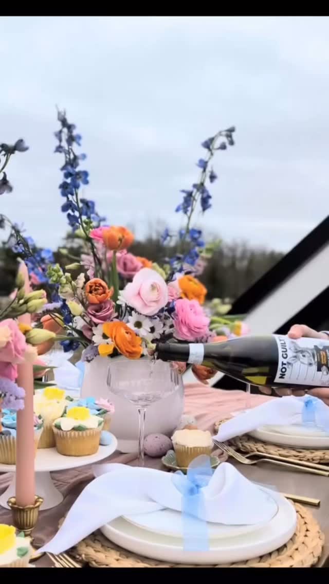 How beautiful is this?? Just in time for some spring vibes 🩷
Happy Easter weekend everyone!
Rentals @thebloomoflynn
Florals @thesweetbeefloral
Cupcakes @cakehouseweddings
#easter #springwedding #colourfulwedding #norwood #peterborough
