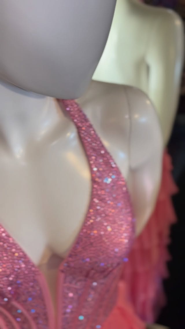 Rosy pink and Ruffles for Prom 2026 💕
Prom 2026 trends just dropped 💕✨
•
Save this for Prom Dress Shopping 💕 tag your bestie 👯♀️
•
Shop PROM 2026 at AK’s Largest Gown Retailer • FOURTH AVE. BOUTIQUE
👗HUNDREDS of gowns
✨Sizes 00-26 (XXS-7XL)
📦 Fast Shipping
💳 Flex Pay
🛍️ One-Stop-Shop
#alaska #prom #ruffles #pink #amarra