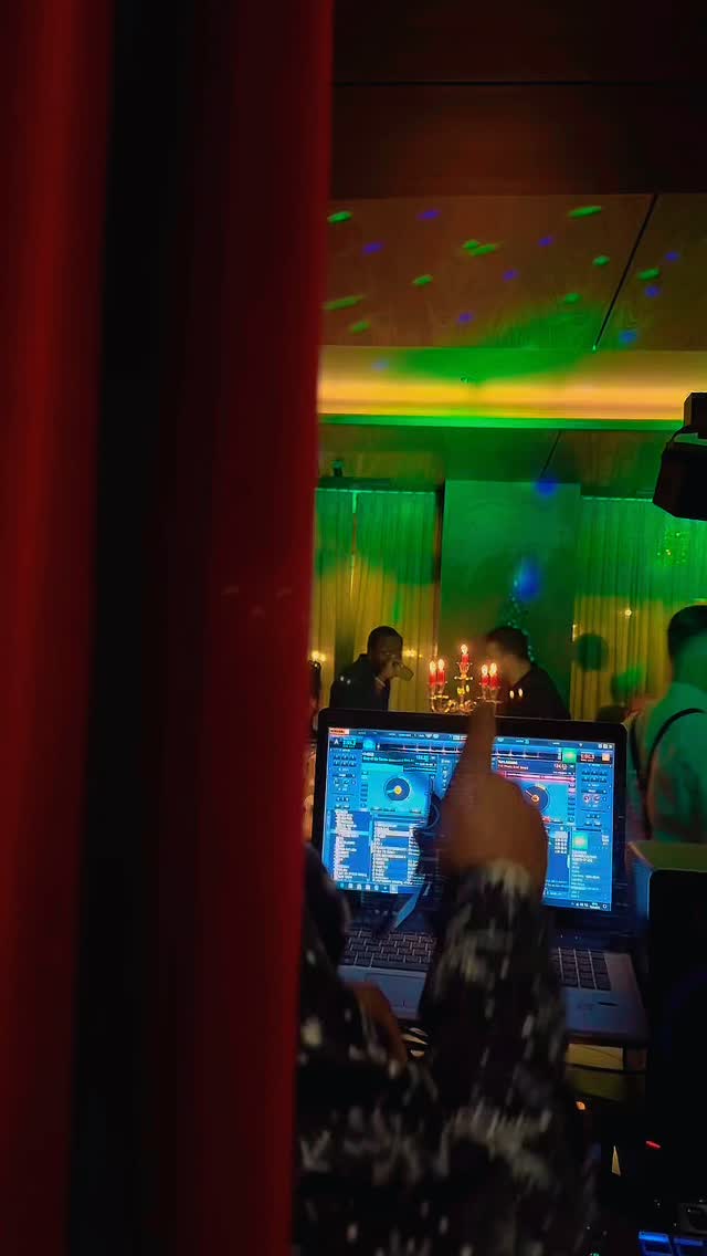 Dein nächstes Event? Das gehört in die LVDWIG BAR! 🍸✨
Ob Geburtstag, Firmenfeier, Junggesellenabschied , Firmenfeier oder einfach, weil das Leben manchmal eine richtig gute Party verdient – bei uns bist du genau richtig! 🥂😍🎉
Miete die ganze Bar oder nur einen exklusiven Bereich – wir schaffen den perfekten Rahmen für deine unvergessliche Nacht.
Du willst DJ & Lichtshow dazu? Kein Problem – wir schnüren dir ein individuelles Rundum-Sorglos-Paket 🎧💡.
Sag uns, was du dir vorstellst, lehn dich zurück und lass uns den Rest machen. Gemeinsam bringen wir die LVDWIG BAR zum Beben! 💃🏽🪩🕺
Schreib uns einfach an info@lvdwig.bar und let’s get the party started! 🤩💌
#cocktailbar #cocktailbarvienna #eventlocationwien