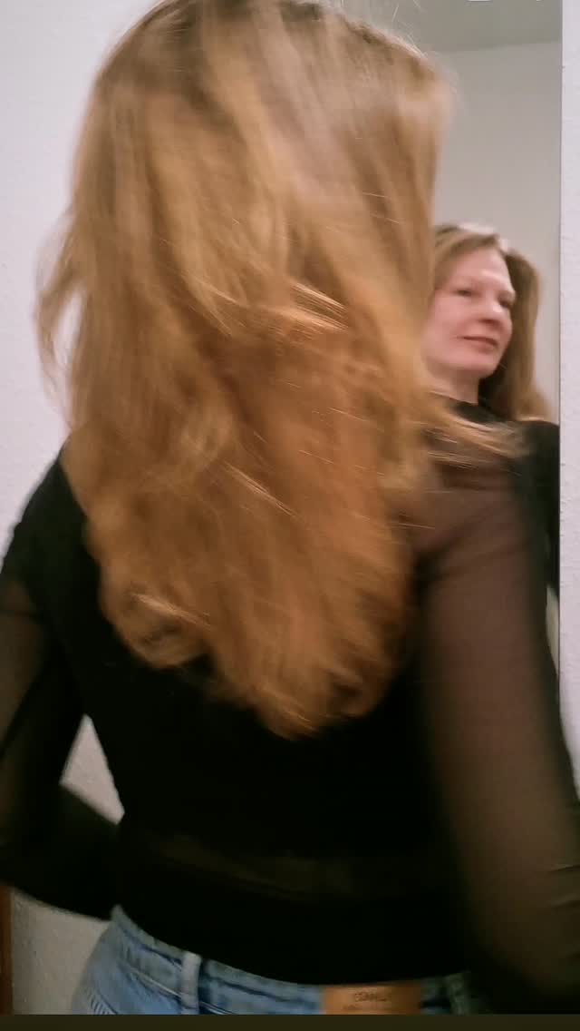 Hi, ich bin Claudia.
Und wenn du Locken hast… oder dir endlich welche wünschst, bist du bei mir genau richtig. ✨
Ich bin nicht einfach Friseurin.
Ich bin spezialisiert auf Curly Hair, echte, tragbare, moderne Locken.
Keine Experimente.
Keine Zufälle.
Sondern Technik, Gefühl und ein Blick dafür, was wirklich zu DIR passt.
Ob natürliche Wellen mit Curly.Do oder das Beste aus deinen eigenen Locken rausholen,
ich zeig dir, wie deine Haare endlich so fallen, wie du es willst.
👉 individuell
👉 alltagstauglich
👉 einfach schön
Wenn du keine Lust mehr auf Frust im Spiegel hast…
dann lass uns das ändern.
📩 Schreib mir „LOCKEN“ und ich sag dir ehrlich, was bei dir möglich ist.
#curlyhairberlin #lockenspezialist #dauerwellemodern #friseurberlin #lockenexpertin