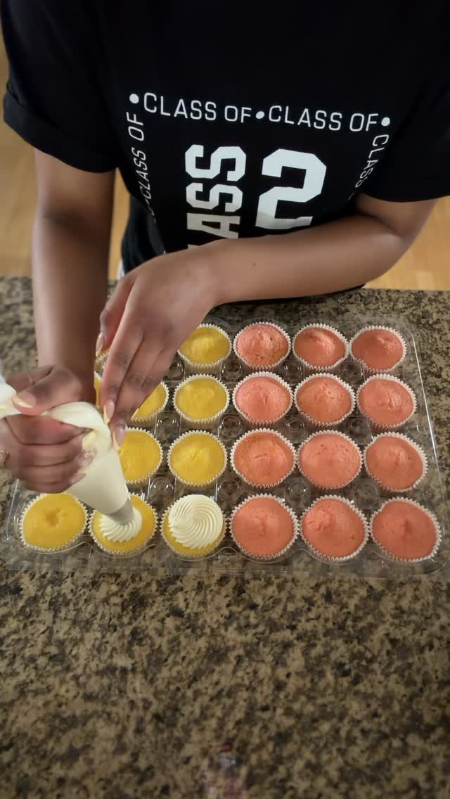 🍋+🍓frost 24 cupcakes with me!
#757baker #757 #dmv #cakedecorating #fyp