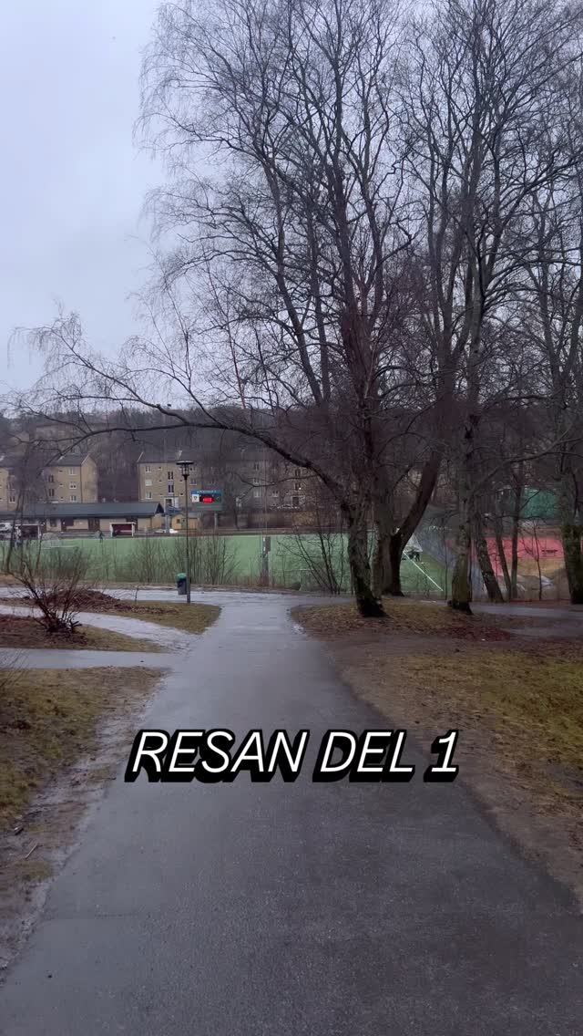 Del 1
Nyss hemkommen från en resa till ett vårligt USA.
Hade möjlighet att träffa bästa Stefan Hansen kulturråd i Washington och prata konst och kultur under en gemensam måltid, så trevligt! Tack @bostefanmellemgaardhansen ♥️
Sedan träffade jag min mamma som var på besök hos sitt barnabarn där vi också bodde tillsammans med hennes lillasyster.
Thank you @summerlyn5793 for taking such good care of me and Mom! 🙏🏽♥️
En stark upplevelse var det fina museet jag gick på - @nmaahc - African American Museum som handlade om USAs svarta befolkning och deras historia.
Det är helt ofattbart den handel, tortyr och mördandet som skedde av de 12,5 miljoner (!) människor som europeiska länder kidnappade under 300 år.
För att inte tala om det välstånd som byggdes i Europa, USA, Karibien och Latinamerika på svarta kroppar
Att afroamerikaner ändå förmådde, inte bara resa sig, utan också blomstra och nå framgångar och efter 200 år också nå ända in i Vita Huset är ingenting annat än ett rent enastående mirakel.
Jag är så stolt över att Ghana 🇬🇭 och dess nuvarande president @officialjdmahama drivit igenom i FN att förslavandet av 12,5 miljoner afrikaner erkännas som ”the gravest crime against humanity”!
👏🏽👏🏽👏🏽
Mindre stolt är jag att Sverige avstod från att rösta för resolutionen…. 😔
Alla borde ta del av detta museum! För att se vad rasism kan göra med oss som individer och kollektiv.
Ett annat fenomenalt museum är det fantastiska @polinmuseum om de polska judarnas historia.
Det är fortfarande det absolut bästa museum jag någonsin varit på!
Jag älskar ett bra museum, för att de ger oss så mycket kunskap och insikt om vad det är att vara människa.
Good and bad ….
#museum #africanamericanmuseum #smithsonian #washington