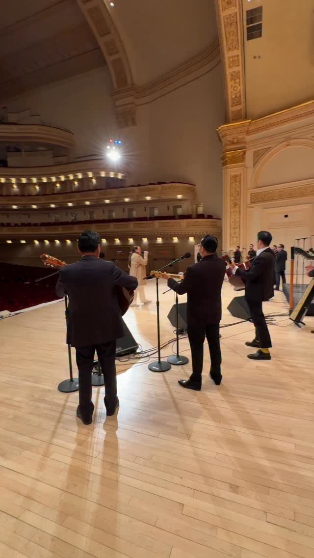 Cantar en el Carnegie Hall no es solo pisar un escenario… es tocar la historia. Es llevar el alma de México en la voz y demostrar que el mariachi no tiene fronteras.
Esa noche aquel aplauso no fue solo mío… es de toda una cultura que sigue conquistando al mundo con orgullo. 🇲🇽✨
#carnegiehall #mariachi #orgullomexicano #regionalmexicano #musicamexicana