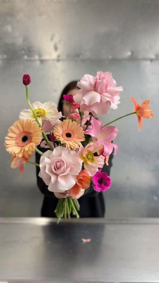 In so einer Umgebung wirken Blumen fast fremd.
Dieser Strauß bleibt bis kurz vor dem Event im Kühlraum.
Sterilität und pure Farbe treffen hier direkt aufeinander.
#eventflowers #flowerdecoration #flowercatering #kiansgarden