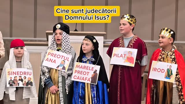 Cine sunt judecătorii Domnului Isus? O lecție biblică grea transformată într-o activitate de învățare atractivă pentru toți.
Copiii fac minuni când îi provoci. Asta s-a întâmplat când i-am rugat pe cei mari să prezinte procesul de judecată al Domnului Isus. Încântarea celor mici a fost pe măsură... au încercat din răsputeri să îi convingă pe judecători că Domnul Isus nu are nicio vină și nu ar trebui condamnat.
Dacă pe vremea lui Isus mulțimea striga să fie condamnat la moarte, copiii noștri au strigat cu toată tăria "Domnul Isus nu are nicio vină".
E vremea în care să facem "altfel" de lecții biblice. Copiii să fie angrenați și transpuși în perioada biblică, iar Cuvântul să fie contextualizat pentru ca de la mic la mare să îl înțeleagă.
Conectarea învățătorului cu copiii, colaborarea dintre copii și contextualizarea Cuvântului fac minuni!
#education #kidsministry #sundayschool #generatiipentrucer