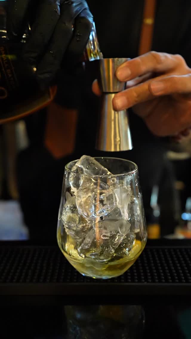 Throwback to three nights ago at @boomarangbistro with Sazerac, featuring @fireballwhisky drinks! 🔥
Have an upcoming event? We curate drinks at any venue, for any occasion. Drop us a DM to find out more! 🤭
#weareelitebarsolutions #elitebarsolutions #mobilebarsolutions #alcoholcatering #beveragecatering