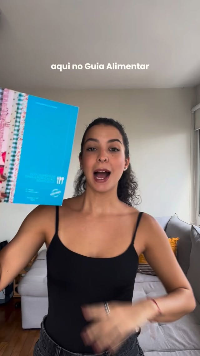Se alimentar bem fosse só “saber o que fazer”… todo mundo seria saudável.
O próprio Guia Alimentar já reconhece: o problema não é só saber - são os obstáculos.
Ultraprocessados em todo lugar, falta de tempo, custo, pouca habilidade na cozinha, excesso de propaganda…
A verdade é que a escolha alimentar é mais complexa do que parece. Ela é muito influenciada pelo ambiente em que a gente vive.
Mas alguns ajustes ajudam no dia a dia:
✔ tem informações de qualidade;
✔ frequentar mais feiras e hortifrutis;
✔ cozinhar mais (mesmo que o básico);
✔ dividir tarefas em casa
E lembrar: comer bem não é só responsabilidade individual.
Agora me conta: qual é o maior obstáculo pra você hoje na hora de se alimentar melhor?
#guiaalimentar #alimentacao #alimentacaosaudavel