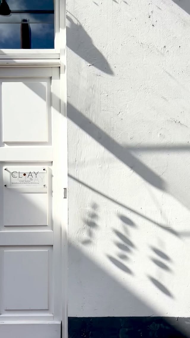 Vor dem Studio hängt jetzt ein Mobile aus Hamburger Erde.
Passend zum alten Backsteinhof, dessen Ziegel aus genau dieser Erde entstanden sind, mit der ich heute arbeite.
Im Wind bewegt es sich sanft – und zeigt euch im Innenhof den Weg zum CL·AY.
Ein Mobile steht für Balance und Gleichgewicht. Für Leichtigkeit und Loslassen. Für Veränderung und das ständige In-Bewegung-Sein. Und dafür, dass alles miteinander verbunden ist – genau wie im CL·AY.
CL·AY – Keramikstudio in Hamburg Ottensen Im Herzen von Ottensen, in einem ruhigen Innenhof zwischen alten Ziegeln. Ziegel aus der Erde, mit der ich heute arbeite.
Töpfern. Atmen. Ankommen.
Workshops · Drehscheiben-Vermietung · Shop Ein Raum für Ruhe, Balance und kreative Entfaltung.
Mehr auf cl-ay.de
·
A mobile made from Hamburg clay is now hanging in front of the studio.
It connects to the old brick courtyard, whose bricks were made from the very same earth I work with today.
Moving gently in the wind, it guides you through the courtyard to CL·AY.
A mobile stands for balance and harmony.
For lightness and letting go. For change and constant movement. And for the idea that everything is connected – just like at CL·AY.
CL·AY – Ceramic studio in Hamburg Ottensen In the heart of Ottensen, in a quiet courtyard surrounded by old bricks. Bricks made from the same earth I work with today.
Shape. Breathe. Arrive.
Workshops · Wheel rental · Shop A space for calm, balance, and creative expression.
More at cl-ay.de
#Drehscheibe
#achtsamkeit
#erde