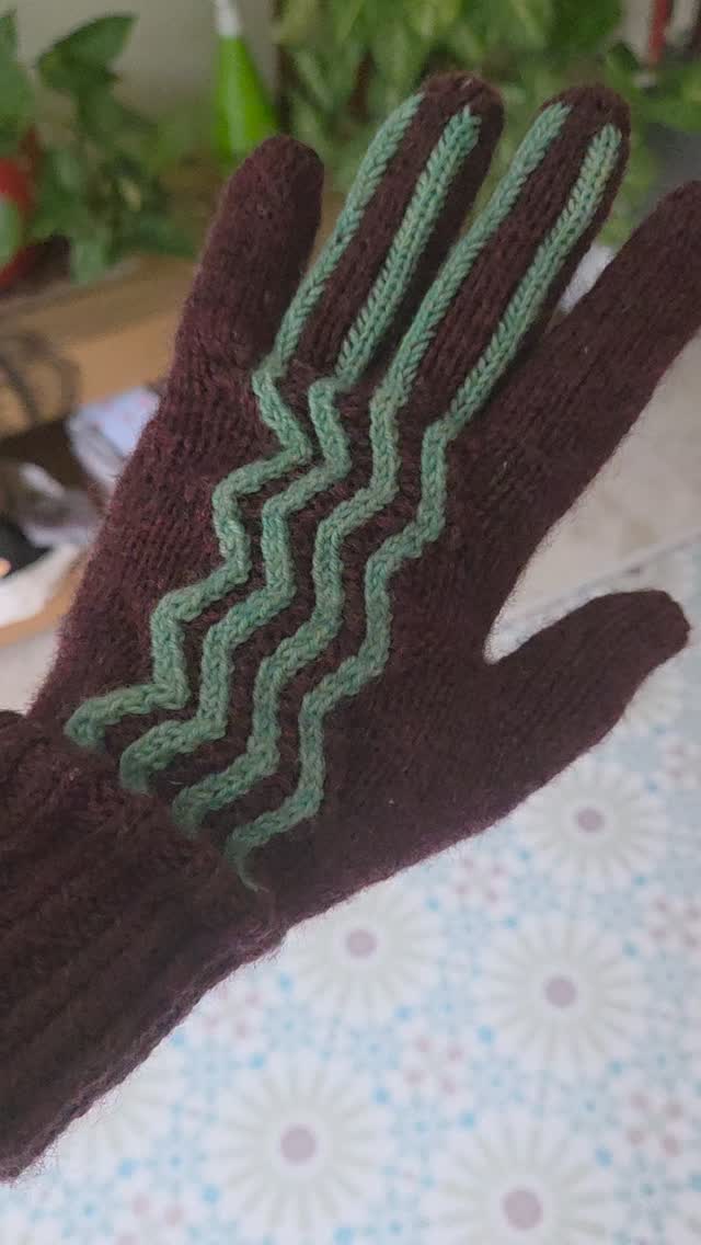 📢 TESTERS NEEDED for the Rhythmic Pulse gloves
I used the lovely brand bew fruity knitting sport, which is available on their new website 😍
All the details and registration in the bio 🤗
#testknitting #callfortestknitters #knittingaccessories #knittinggloves #knitofthedragon