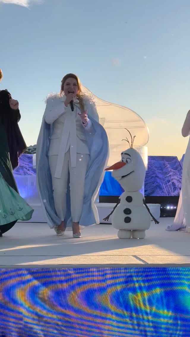 Pour son inauguration, le nouveau parc Disney Adventure World a invité @jesuissanta999 à venir interpréter « libérée, délivrée » aux côtés d’Olaff, Anna et Elsa ❄️🩵.
#jesuissanta999 #libereedelivree #disneyadventureworld #sortiraparis