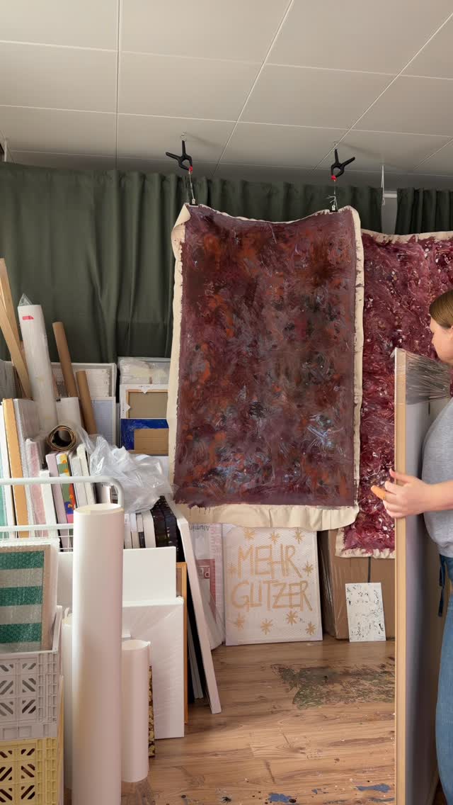 Freshly framed in a truly special frame with anti-reflective glass — all set for the wonderful upcoming exhibition in Vienna. @this.moment.only 🩷 Just love!
Artwork reveal, happy friday! Bussis JFK
#artreveal #reveal #art #artwork #artquote