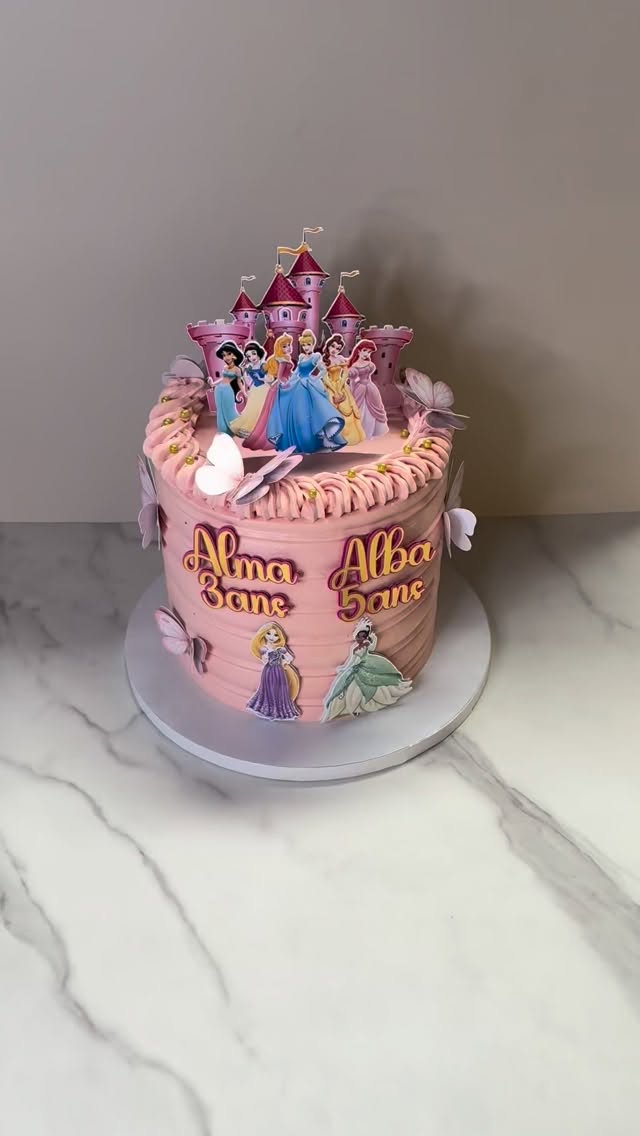 💕✨
#sucreetcel #cake #ecublens #layercake #birthdaycake