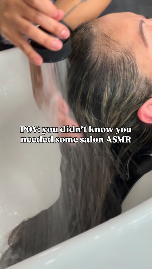 Volume up ⬆️💆♀️✨ Nothing better than experiencing this in person, btw. Did we mention it includes a scalp massage? 🫧 😉
.
.
.
.
#artehairstudio #rentonwa #bellevuewa #asmrclean #salonexperience