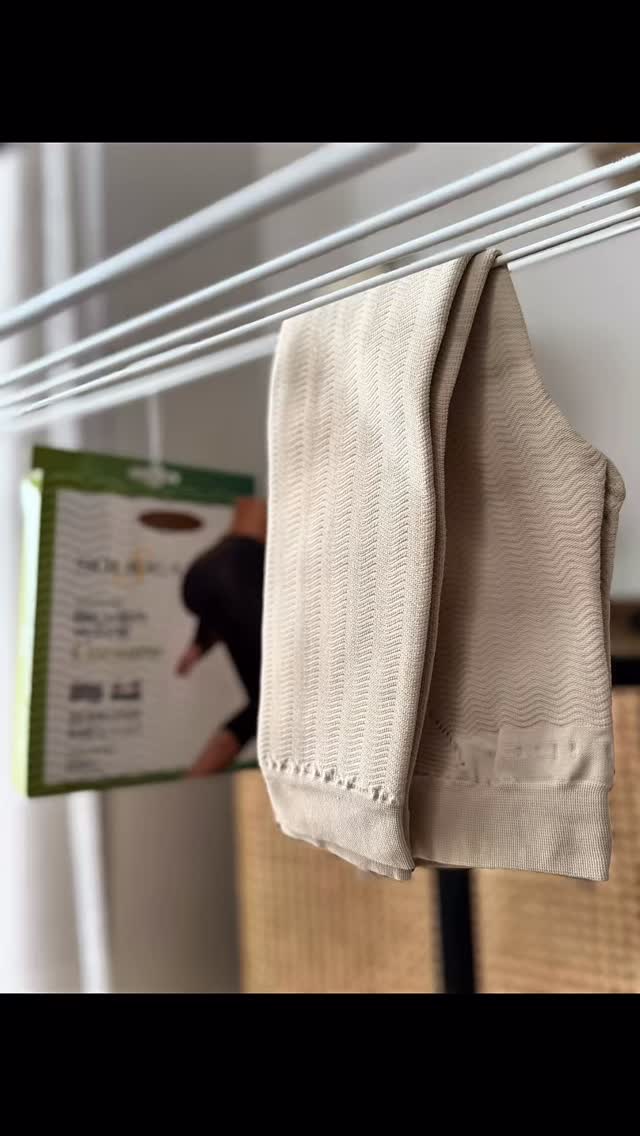 ✨ Sommerleicht in Champagner 🌷
Der Silverwave Crossaro bringt Style & Wohlgefühl perfekt zusammen – leicht, elegant und gemacht für warme Tage. 🤍
Das feine Wellengewebe massiert sanft bei jeder Bewegung und lässt deine Beine fast schweben. 🌞
🌷 unterstützt den Lymph- & Venenfluss
🌷 abgestufte Kompression für optimal versorgte Beine
🌷 keine schweren, geschwollenen Beine
Und mein Highlight:
Der zarte Champagner-Ton schimmert edel durch das Gewebe – feminin, sommerlich, wunderschön. ✨🌷
_____________________________________
✨ Summer lightness in champagne 🌷
The Silverwave Crossaro perfectly combines style & well-being – light, elegant, and made for warm days. 🤍
The fine wave fabric gently massages with every movement and makes your legs feel like they’re almost floating. 🌞
🌷 supports lymphatic & venous flow
🌷 graduated compression for optimally supported legs
🌷 no heavy, swollen legs
And my highlight:
The soft champagne tone subtly shimmers through the fabric – feminine, summery, simply beautiful. ✨🌷