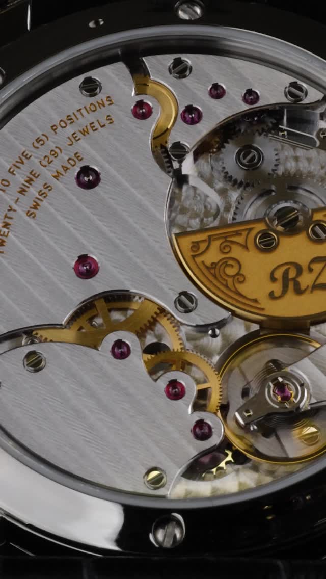 Black on black. No other color needed, the contrast lives in the surfaces. The dark horse of the collection🏇⬛
#custommade #bespoke #guilloche #torstilaine #watchfam #lainewatches #watch