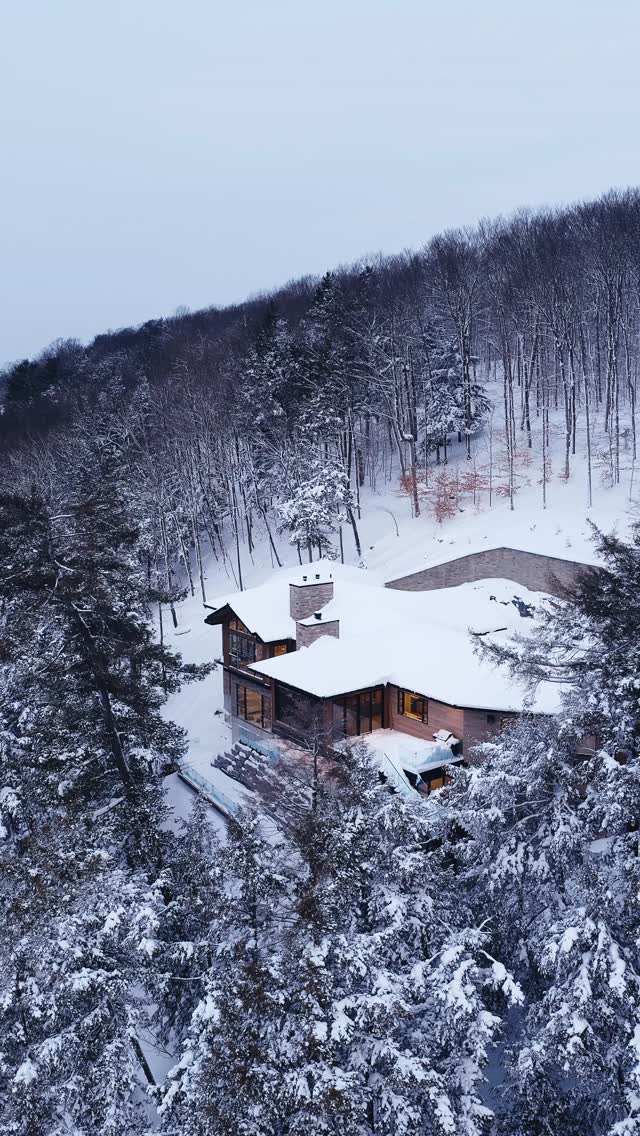 Glide over our Treetop Hideaway custom-built cottage on Lake Rosseau.
This modern, custom-built cottage redefines lakeside living, blending bold architecture with warm natural wood accents. Thoughtful design and a seamless indoor-outdoor flow create a refined, luxurious retreat on the water.
Follow @pattymacbuilt for more home & cottage inspiration!
Follow @spencerdouglasmuskoka for more design content and inspiration.
.
.
.
Construction by @pattymacbuilt
Design by @spencerdouglasmuskoka
Deck Stairs: @centurymilllumber
Windows and Doors: @lakelandwd
Electrical: @mcmorranelectric
Dock Cleats, Boat Lift: @sunstream_on
Barging Siding, Steel Dock: @coulsonbros
Plumbing: @leeplumbingmuskoka
Garage Doors: @Muskokagaragedoors
Exterior/Interior Finishing, Paint: @muskokalumber
Roof: @nprexteriors
Lumber, Finishing Material: @weismillertimbermart