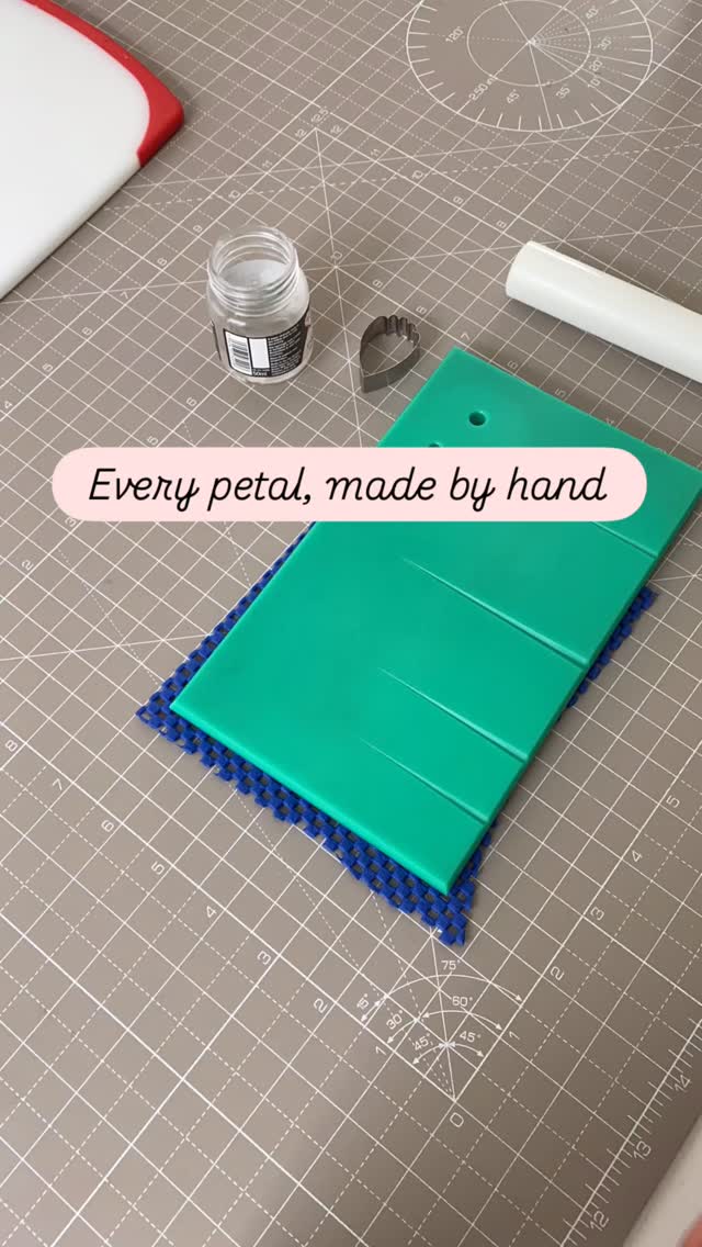 🔽🔽🔽
Every petal, made by hand 🌸
If you’re dreaming of an elegant wedding cake adorned with handmade sugar flowers, I’d love to help bring it to life ☺️
Yuko🌸
.
.
.
#sugarflowers #elegantweddingcakes #hampshireweddingcakes #thecherishedcake #weddingcakes