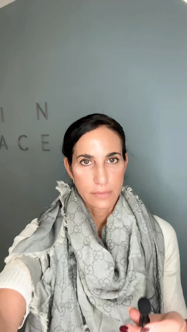 IHHT und Herz-Kreislauf-System❤️
Unser Herz-Kreislauf-System reagiert sehr sensibel auf Stress, Schlafmangel, chronische Belastung, Bewegungsmangel und metabolische Dysbalancen.
Genau hier kann IHHT als begleitender Baustein spannend sein.
Durch den gezielten Wechsel von Hypoxie- und Hyperoxiephasen wird der Organismus trainiert, effizienter mit Sauerstoff umzugehen.
Im Fokus stehen dabei die Mitochondrien, die zelluläre Energieproduktion und Regulationsprozesse, die auch für Gefäße, Belastbarkeit und Regeneration eine wichtige Rolle spielen.
IHHT ist für mich deshalb nicht einfach nur ein „Longevity-Trend“, sondern ein interessantes Verfahren im Rahmen eines ganzheitlichen Konzepts — besonders dann, wenn es um Resilienz, Energie, Regeneration und die Unterstützung eines gesunden Herz-Kreislauf-Systems geht.
Natürlich ersetzt es weder Bewegung, Ernährung noch eine saubere medizinische Abklärung.
Aber richtig eingesetzt kann es eine sehr wertvolle Ergänzung sein.
Herzgesundheit beginnt nicht erst dann, wenn Beschwerden da sind — sondern in der täglichen Regulation.
#ihht #herzkreislauf #herzgesundheit #longevity präventionsmedizin