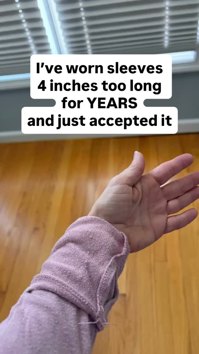 I wore this shirt for YEARS⌠and the sleeves are 4 inches too long.
And I just accepted it. I just folded it under.
It always annoyed me and I thought the problem was just me being petite.
Now I realize how many of us were never wearing clothes made for our bodies⌠just clothes we learned to tolerate.
If youâre petite, you probably have at least one piece like this in your closet.
I talk a lot here about finding clothes that actually fit because we shouldnât have to keep âmaking it work.â