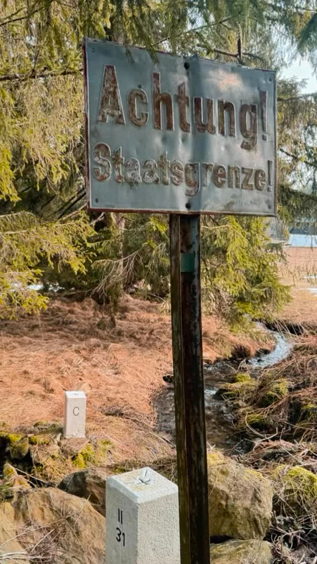 🔥 Mindset-Shifts entstehen nicht am Schreibtisch – sondern im Gehen - aber POZOR! 🔨
Letztens durfte ich mit Mathias Marian ein Erlebnis-Geh-Spräch führen – Multi-Unternehmer und Kopf hinter Südost Cargo, einem Logistikunternehmen für die Pharmaindustrie direkt unter Wien.
Wir sind losgegangen – vom Hotel AVIVA zur Ruine Wittinghausen – durchs tschechische Niemandsland. Dort, wo noch vor Jahrzehnten Dörfer dem Erdboden gleichgemacht und Menschen vertrieben wurden. Vorbei an Schildern wie „Achtung Staatsgrenze“ – und „POZOR“. Achtung. Eine schöne Erinnerung daran, dass es manchmal ein bisschen Mut braucht, Grenzen zu überschreiten – und dass genau dort Neues entsteht. Vom Heute ins Mittelalterliche – und wieder zurück. Und irgendwo dazwischen ein schmaler Weg durch dichte Wälder. Unberührte Natur, wenig Ablenkung, viel Raum. Diesen Raum haben wir für Mindset-Shifts genutzt.
Und auf diesen 25 Kilometern war alles gesagt und viel erdacht. Genau dort haben wir an einer klaren Ausrichtung für die Zukunft gearbeitet – nicht laut oder kompliziert, sondern ziemlich klar. Nach einem zusätzlichen Tag im Hotel AVIVA zur geistigen Kalibrierung war es fertig – das konkrete Bild. Einfach da. Ich bin begeistert von Mathias – und von einer Entwicklung, die ihresgleichen sucht.
Was mich dabei immer wieder fasziniert: Menschen, die viel aufgebaut und geschaffen haben, kommen genau dafür – für neue Sichtweisen und Klarheit. Es ist mir eine unglaubliche Ehre, wenn mich Unternehmer wie Mathias aus dem anderen Eck Österreichs besuchen kommen und ich ein Stück des Weges Sparringspartner sein darf.
🎬 Film ab. Erlebnis-Geh-Spräch an.
PS: 🌱 Frühling. Vieles beginnt zu wachsen. Nicht nur in der Natur. Vielleicht ist genau jetzt die richtige Zeit dafür. Ein paar Erlebnis-Geh-Spräche sind noch frei – nicht sofort, aber doch. Wenn du spürst, dass dir so ein Tag gerade gut tun würde – Infos zu den Erlebnis-Geh-Sprächen: www.bucketlist-schmied.com/erlebnis-geh-spraech
#VomErlebnisZumErgebnis #ErlebnisGespräch #Unternehmertum #Klarheit #WorkLifeRomance