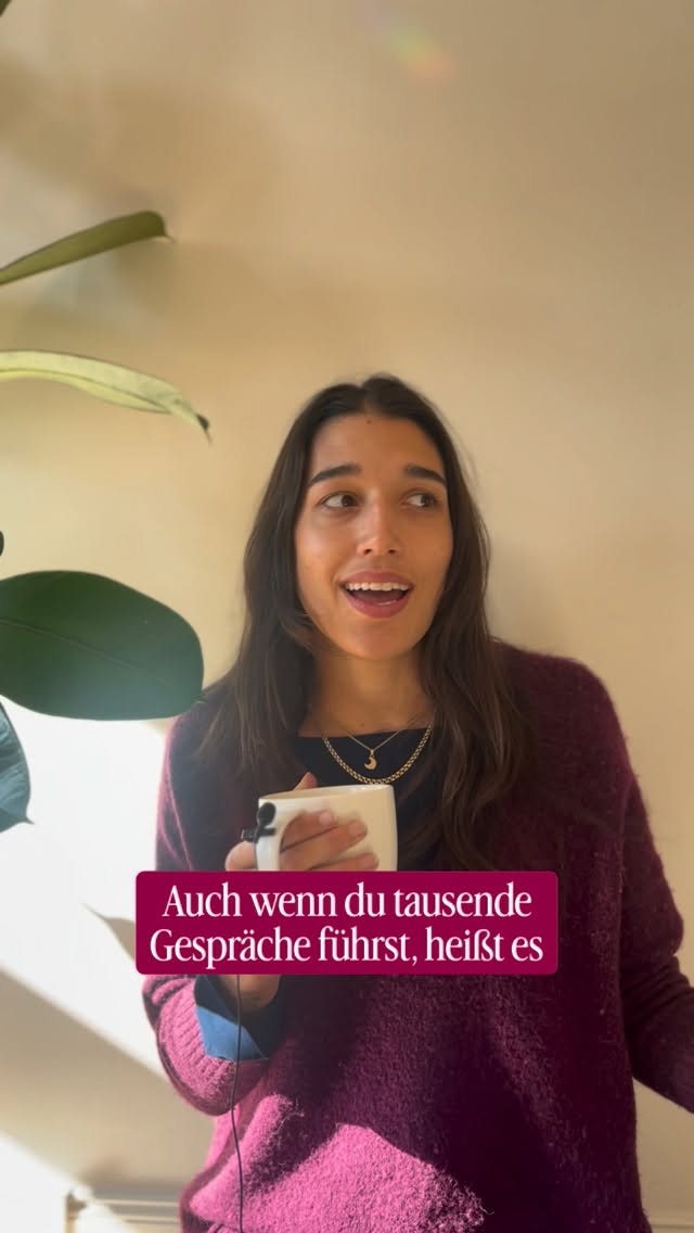 Verbundenheit ist nicht etwas, das sich natürlicherweise im Kontakt etabliert (oder wenn du genug Gespräche führst).
Wir sind mit allem verbunden (einender, der Natur) und können uns entscheiden uns dafür innerlich zu öffnen, und diese Qualität wirklich reinzunehmen.
Denn wir können uns miteinander verbunden fühlen, auch wenn wir nicht physisch nah beieinander sind.
Und ich kann mich entschieden auf Distanz zu gehen ohne mein Herz zu verschließen und die Verbundenheit zu dir zu unterbrechen.
Beobachte mal: Wie ist das für dich diesen Unterschied zu machen? 🫰🏽
•••
Videos wie diese dienen der Unterhaltung und ersetzen keine Begleitung. Sie dienen nicht als professioneller Rat und gehen ebenso nicht auf die Feinheiten psychischer & emotionaler Gesundheit ein (weil sie dafür viel zu individuell ist!).
🍯 lerne meine Arbeit kennen, indem du dir den Anpassungs-Guide oder die kostenfreie Regulationspraxis holst
🍯 schreib mir, wenn du Interesse an einer Einzel- oder Paarbegleitung hast
🍯 hol dir meinen Minikurs “BEI MIR BLEIBEN” oder einen Workshop auf meiner Website
www.auroraprema.de
auroraprema@gmail.com