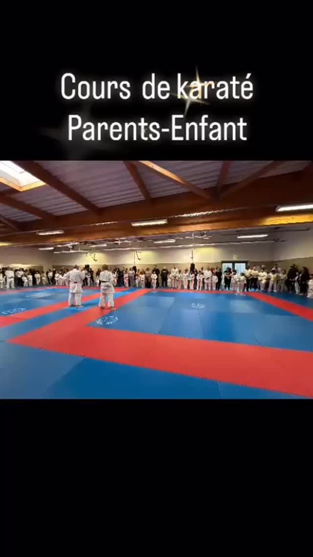 Le Karaté EtiollesTigery a eu le plaisir d’organiser un cours parents-enfants, un moment particulièrement riche en échanges et en découverte.
Cette séance a permis aux parents de prendre le temps de vivre l’activité de leur enfant de l’intérieur, de mieux comprendre ce qu’il fait sur le tatami, comment il apprend, comment il écoute, progresse et évolue dans le cadre du cours.
Pour les enfants, c’est aussi une expérience importante : ils sont heureux de montrer leur univers, de partager leur activité avec leurs parents et de les voir entrer, le temps d’un cours, dans un espace qui fait partie de leur quotidien.
Ce type de moment favorise de belles choses :
- davantage d’échanges entre parents et enfants autour de l’activité ;
- un temps de qualité réellement partagé ;
- plus de curiosité et d’intérêt des parents pour ce que vit leur enfant au club ;
- une meilleure compréhension du rôle du professeur et du cadre du cours.
C’est également très positif pour le lien entre les familles et les enseignants. Quand les parents voient concrètement comment se déroule un cours, ils perçoivent mieux les objectifs, les exigences, mais aussi tout ce que cette pratique apporte au quotidien aux enfants. Cela permet de créer des échanges plus simples, plus directs et plus constructifs.
Au-delà de la pratique, ce cours parents-enfants a surtout été un beau moment de présence, de partage et de découverte mutuelle.
Merci à toutes les familles présentes pour leur participation et leur engagement lors de cette belle séance.
#Karaté #ClubDeKaraté #ParentsEnfants #Partage #TempsEnFamille EspritDeClub ArtsMartiaux