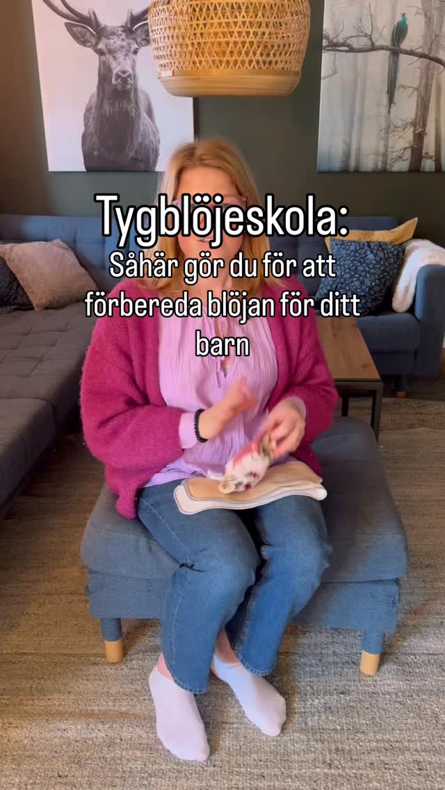 Green Poppys tygblöjeskola:Att använda tygblöjor är väldigt enkelt! Såhär förbereder jag mina pocketböjor så de är redo att använda på barnet 💚- justera höjdstorleken så det passar för ditt barn. Blöjan ska sitta som en trosa ungefär, lite lägre än en engångsblöja
- lägg in önskade inlägg i ficköppningen. Jag rekommenderar ett långt inlägg i bambu/bomull plus en hampabooster. Dessa tre material tillsammans ger en blöja som håller länge och suger upp mycket vätska 👌👌
- blöjan är redo att användas!
- du knäpper sedan fast knapparna runt midjan. Man ska kunna få ner två fingrar vid barnets mage, så knäpp inte för tight. Resåren i ryggen håller inne allt 💩 ändå!Huuuuur smidigt? 👏 på det här sättet kan du förbereda alla dina pockets och ha dem på hög - det kommer göra att blöjbytena går snabbt och smidigt 😍