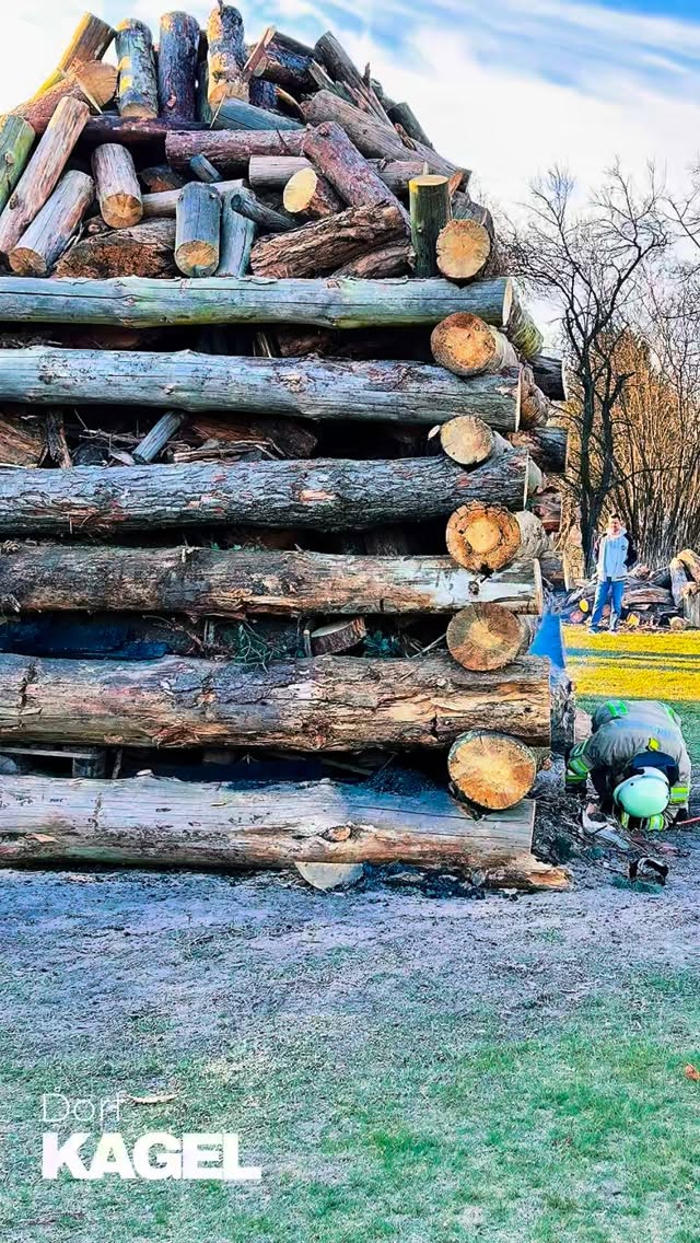 Wer war zuerst da – das Feuer oder Ostern?
Gestern fand das traditionelle Osterfeuer der Kageler Feuerwehr statt. Wie jedes Jahr war es ein rundum gelungenes Fest: gutes Essen, leckere Getränke, Musik, tolle Stimmung und ganz viel Geselligkeit.
Ein herzliches Dankeschön an die Feuerwehr Kagel und den Förderverein, die diesen Abend wieder so besonders gemacht haben!
Das Osterfeuer selbst ist übrigens viel älter als das Osterfest. Schon in früheren Zeiten entzündeten Menschen große Feuer, um den Winter zu vertreiben und den Frühling willkommen zu heißen. Das Feuer galt als Symbol für neues Leben und als Schutz vor bösen Geistern.
Mit dem Christentum erhielt dieser Brauch eine neue Bedeutung: Das Feuer steht für das Licht Jesu Christi und seine Auferstehung – also für Hoffnung, Leben und Neuanfang.
Heute ist das Osterfeuer vor allem eines: eine wunderbare Gelegenheit, Zeit mit Familie und Freunden zu verbringen – mit viel Wärme, Licht und guter Stimmung.
Herzliche Grüße
Euer Heimatverein Kagel 💛
#meinkagel #feuerwehr #gruenheide #osterfeuer #dorfleben